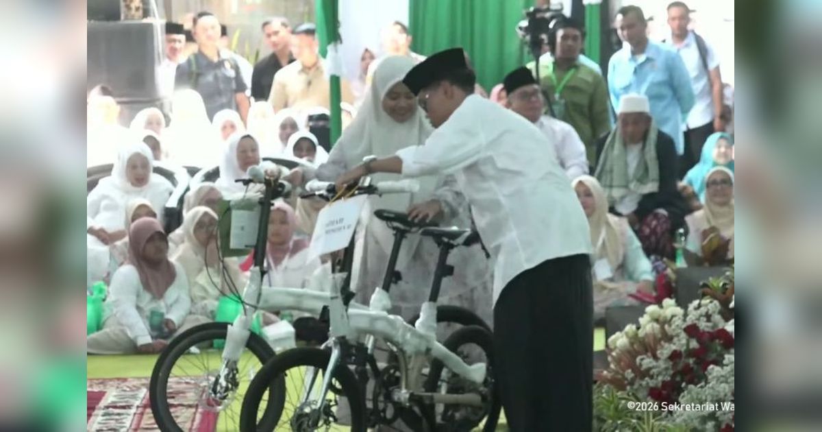 Gibran Bagi Sepeda Santri di Haul KH Wahab Chasbullah, Kagum Jawaban Calon Pemimpin