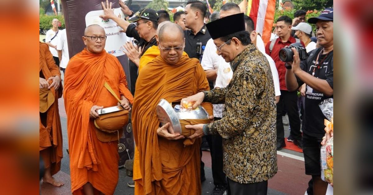 Menag: Pindapata Bukan Sekadar Tradisi, Tapi Pelajaran Hidup Berbagi dan Welas Asih