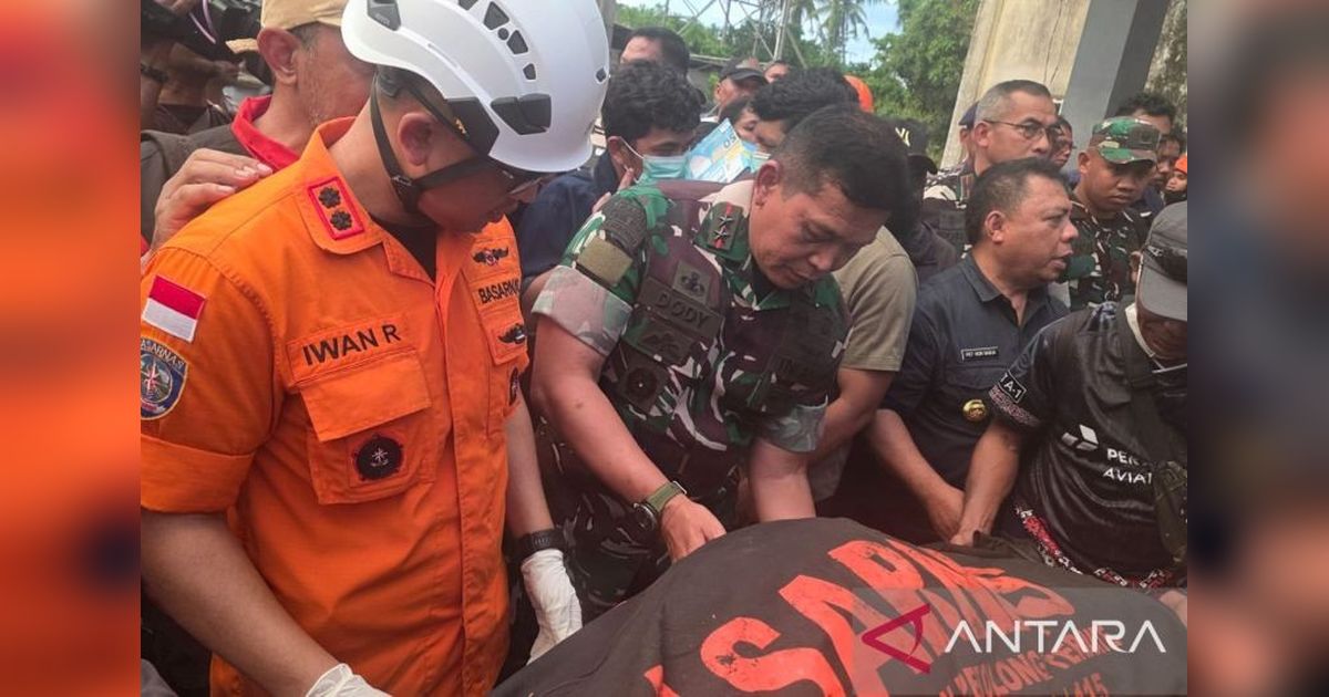 TNI Perkuat Tim Evakuasi Korban Erupsi Gunung Dukono di Halmahera Utara