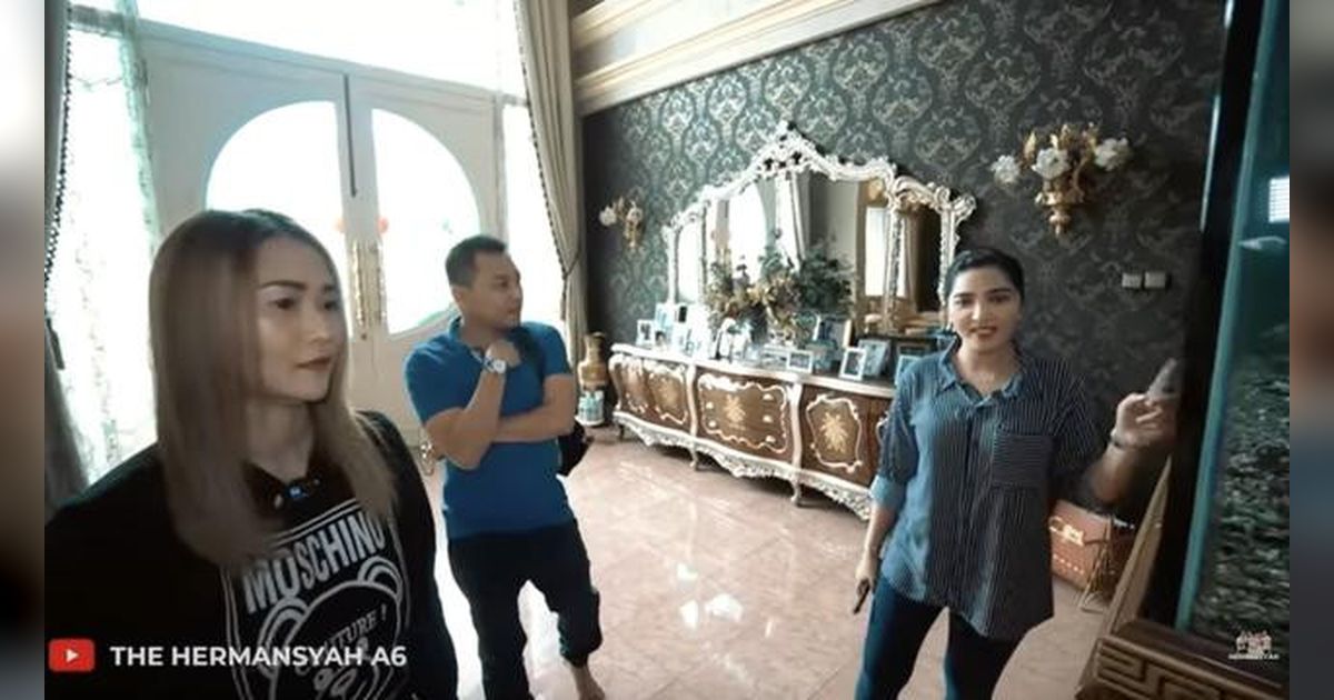 Intip 7 Foto Ruang Tamu Inul Daratista, Perpaduan Klasik dan Modern yang Mewah