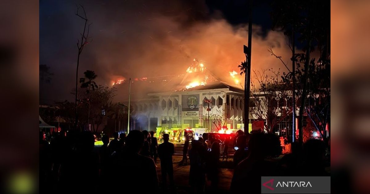 Kantor Bupati Bulungan Terbakar Hebat, Petugas Damkar Terluka Saat Pemadaman