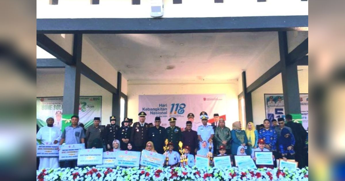 Bupati Bone Bolango Serahkan Bantuan Sosial dan Bonus Prestasi pada Harkitnas 2026