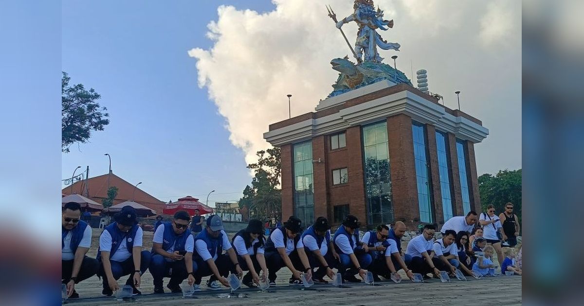 BRI Life Lepas 100 Tukik di Kuta Bali, Perkuat Konservasi Penyu dan Ekosistem Laut