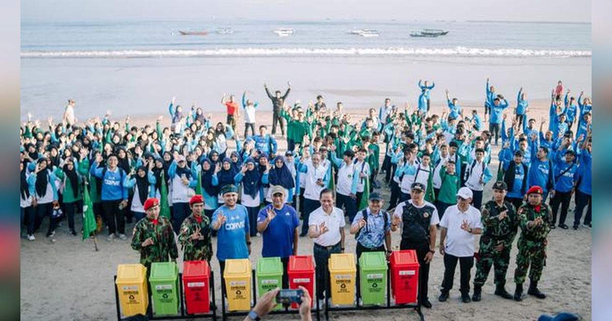 Menengok Ratusan Kader Muhammadiyah Mmbersihkan Sampah Plastik di Pantai Bali