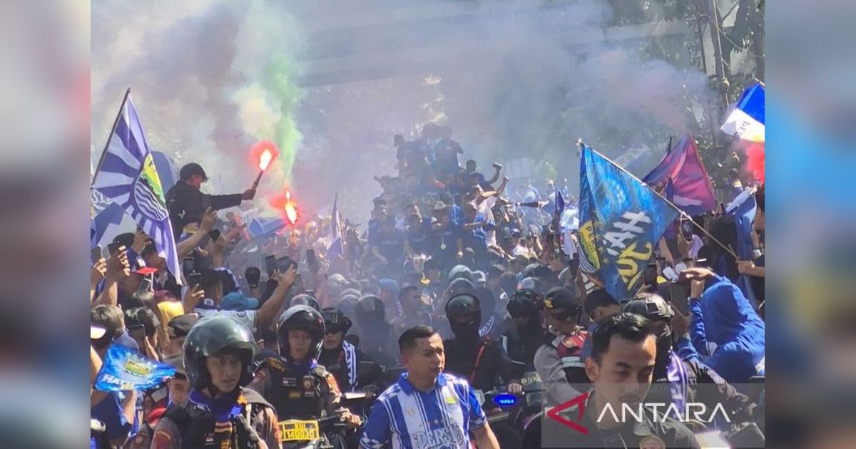 Ratusan Ribu Bobotoh Padati Bandung Rayakan Persib Juara Super League Tiga Kali Beruntun