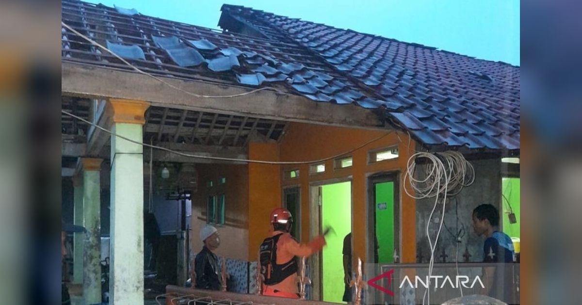 Angin Kencang Rumpin Bogor Terjang 90 Rumah, BPBD Beri Bantuan Darurat