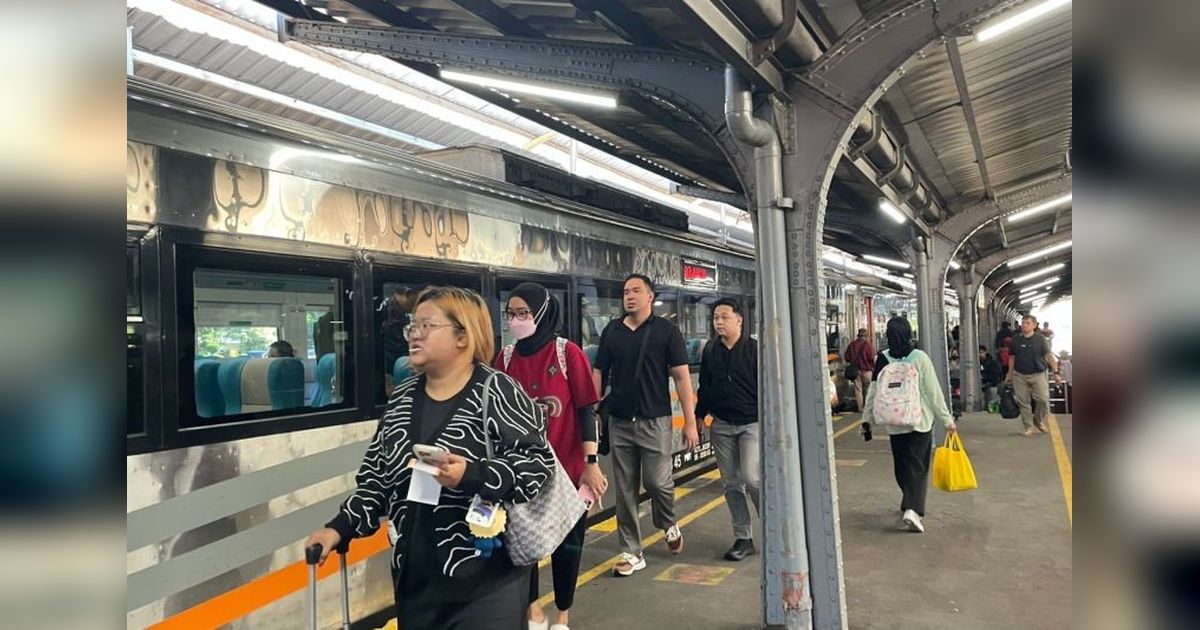 Puluhan Ribu Penumpang Padati Stasiun Daop 9 Jember Jelang Libur Panjang
