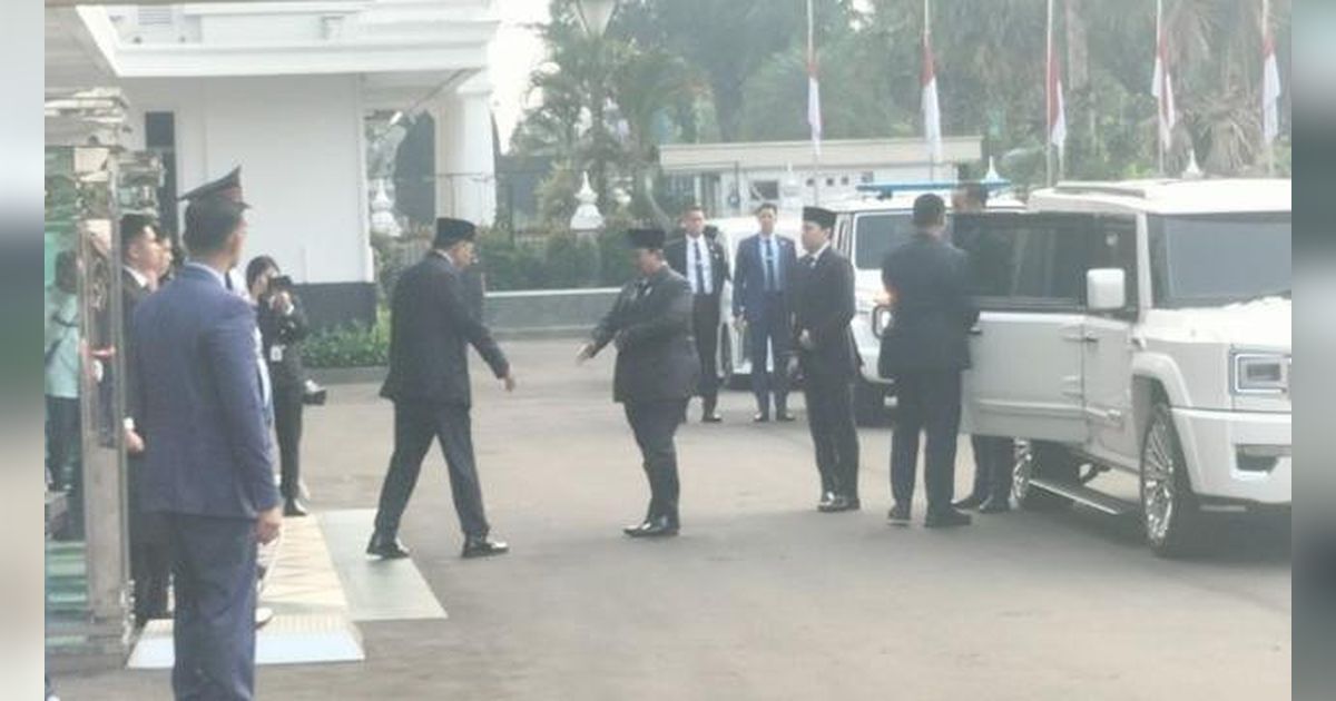 Prabowo Tiba di Lokasi Persemayaman Ryamizard Ryacudu, Beri Penghormatan Terakhir