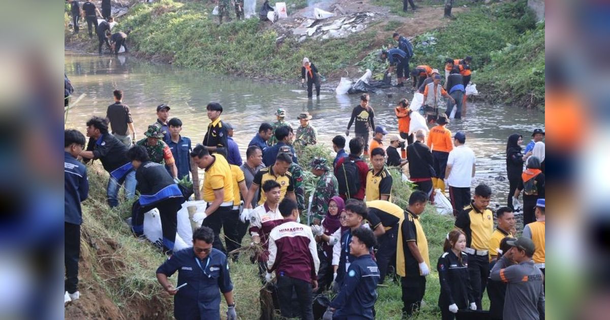 Aksi Bersih Sungai Gelis Kudus: Mahasiswa dan TNI-Polri Bersinergi Jaga Lingkungan