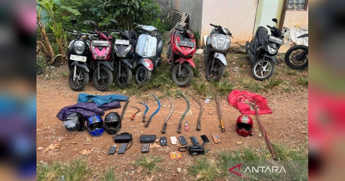 Polisi Gagalkan Tawuran Remaja Bekasi, Tiga Pelaku Diamankan Beserta Belasan Sajam