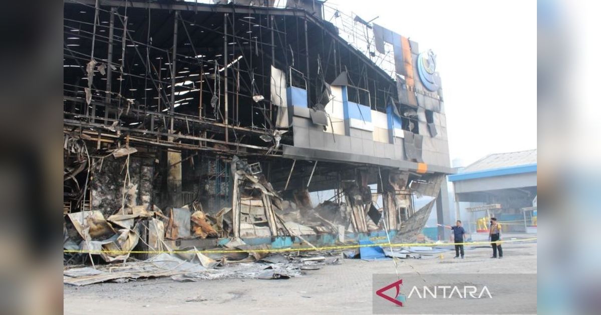 Polisi Selidiki Penyebab Kebakaran Hebat Empat Gudang Cold Storage di Pati