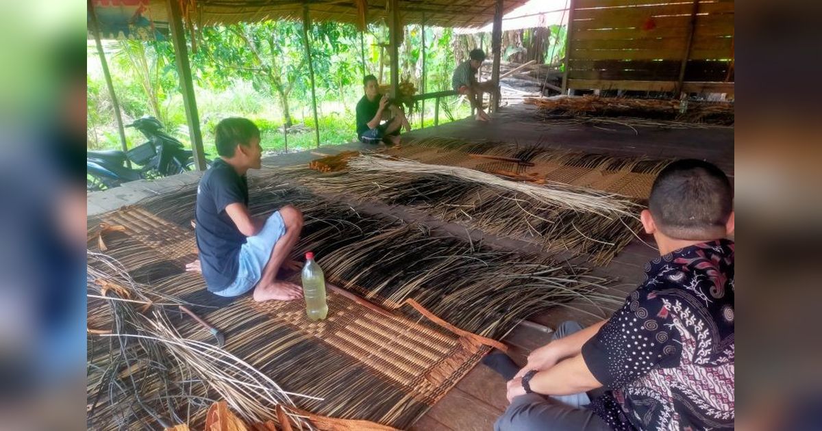 Guru Perbatasan Tuti Susanti Lestarikan Kerajinan Bidai Dayak di Tengah Keterbatasan
