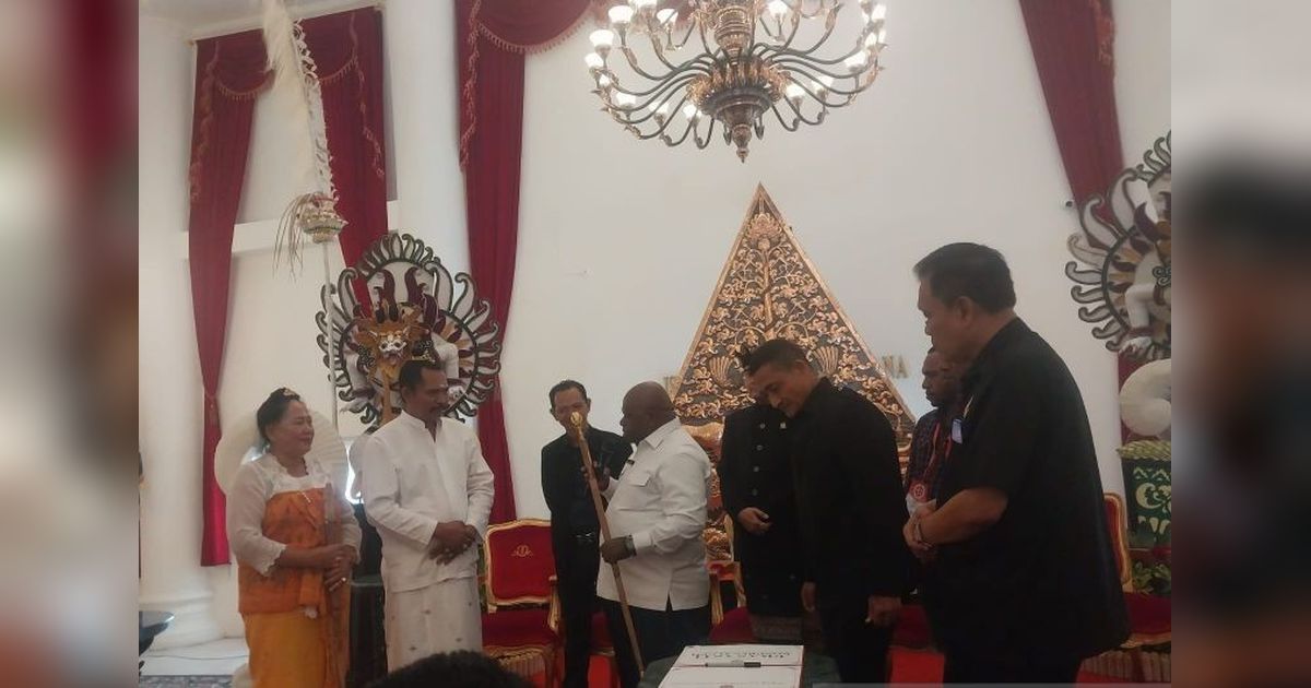 Menteri HAM Terima Tongkat Garuda Wisnu Kencana, Simbol Dukungan Prabowo Marhaenis