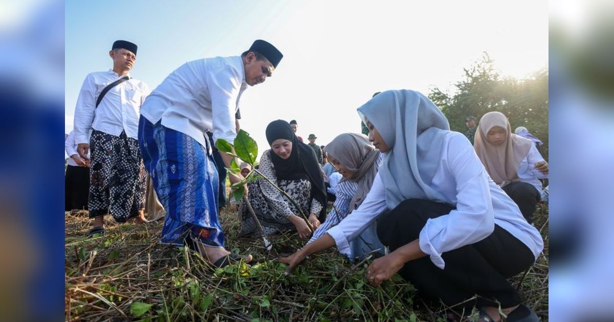 Taj Yasin Ajak Ratusan Santri Tanam Mangrove di Rembang, Tumbuhkan Kesadaran Ekologis Pesisir