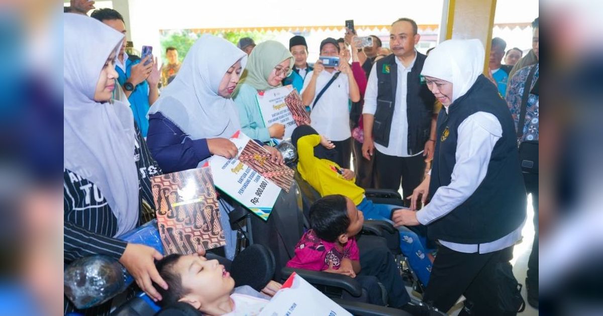 Gubernur Khofifah Salurkan Bantuan Sosial Rp32,1 Miliar di Ngawi, Perkuat Perlindungan Sosial Warga