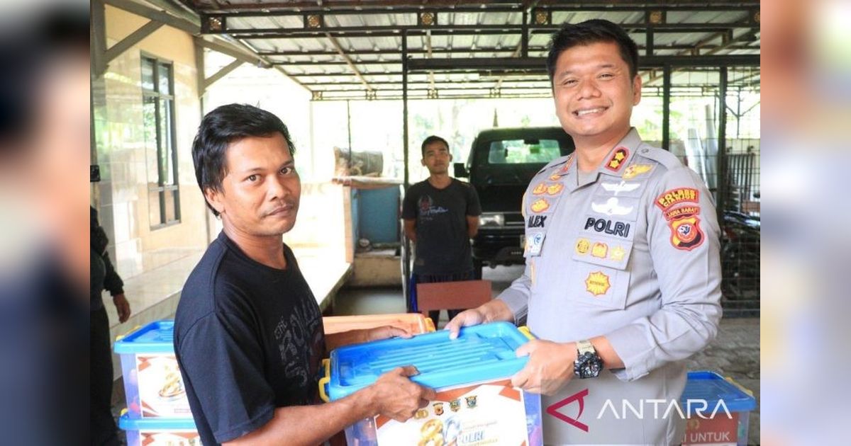 Bantuan Sembako Polres Cianjur Ringankan Beban Pekerja Tahu Tempe Terdampak Kenaikan Harga Kedelai