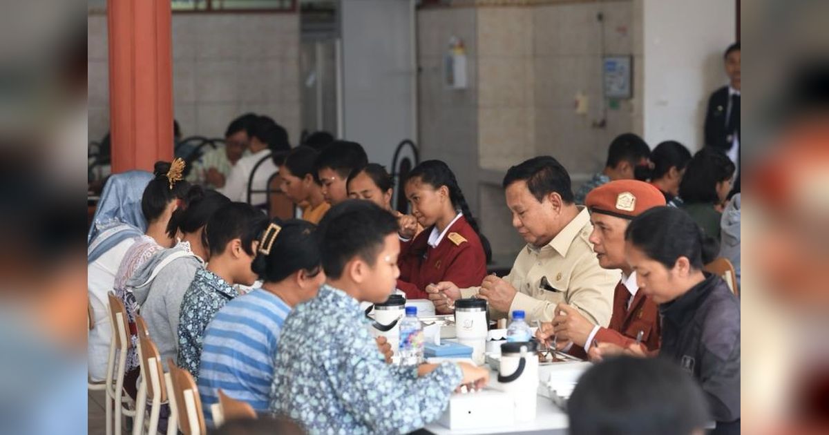 Prabowo Santap Makan Bergizi Gratis Bersama Pelajar di SRMP 