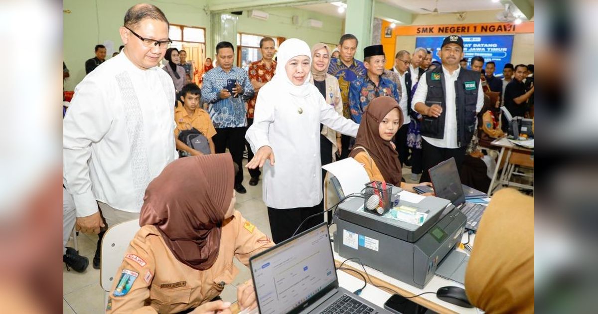 Gubernur Khofifah Apresiasi SPMB SMA/SMK Ngawi Berjalan Lanc