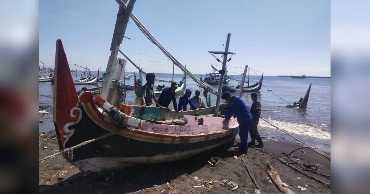 Gelombang Tinggi Hantam Perahu Nelayan Rusak Situbondo, Keru