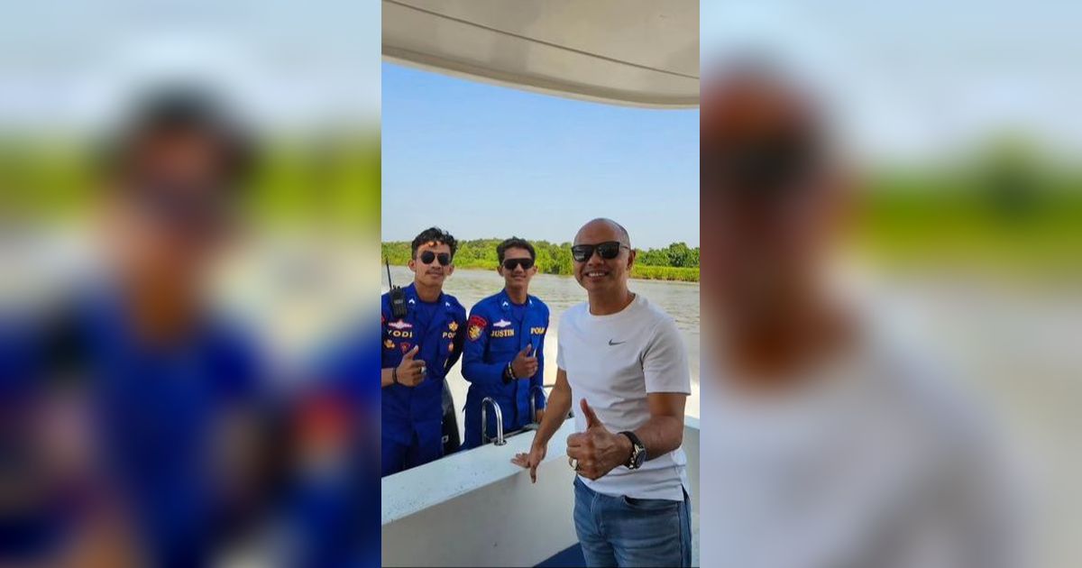 Berkaos Oblong dan Celana Jeans, Momen Jenderal Polisi Naik Kapal Laut Gayanya Santuy Abis