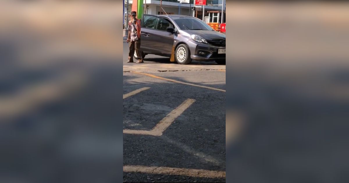 Viral Tukang Parkir Berangkat Kerja Naik Mobil, Warganet: Kita yang Diparkirin Naik Motor