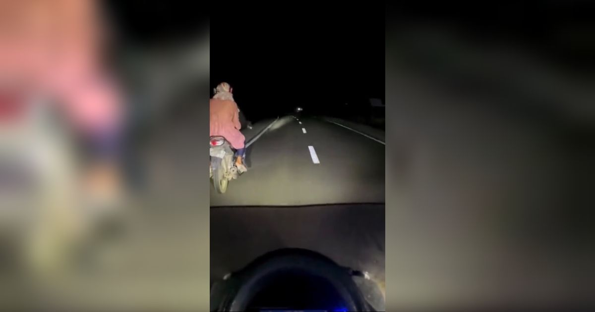 Viral Pasangan Ini Naik Motor Tanpa Lampu saat Malam, Pakai Senter untuk Penerangan