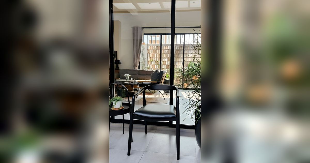 Rumah Terang Pakai Pintu Kaca Geser, Adem Banyak Tanaman