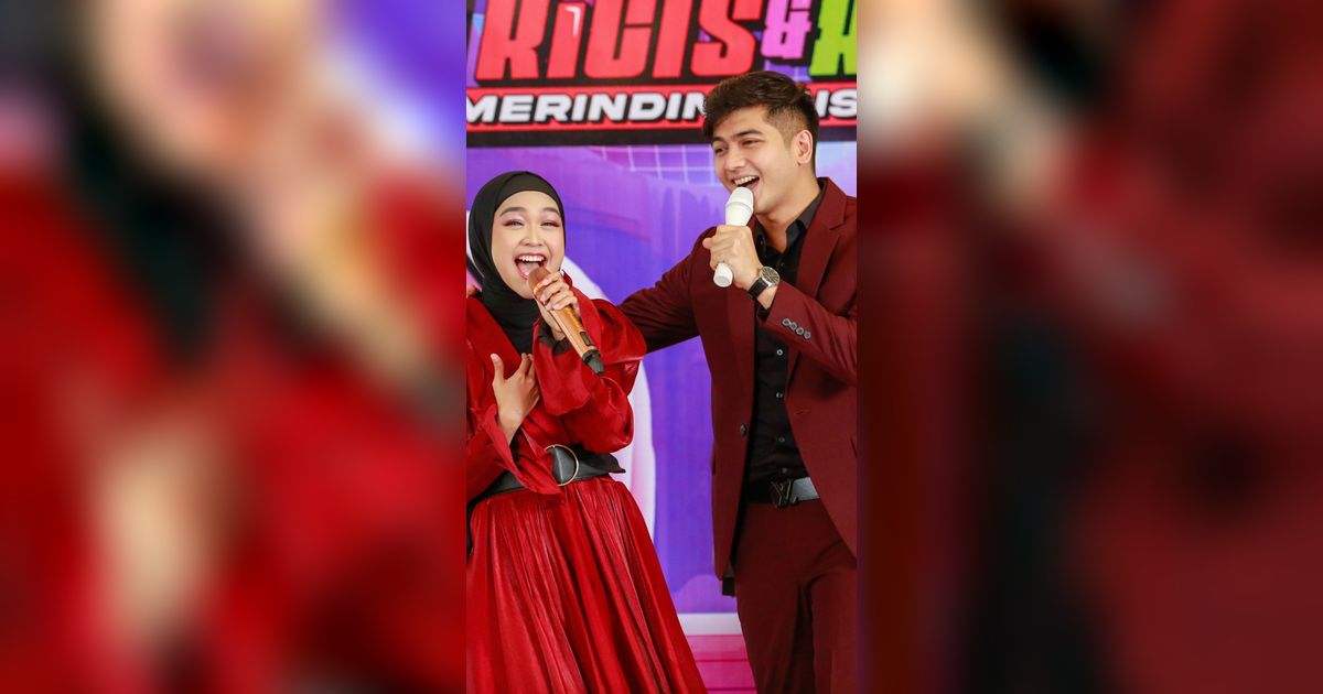 Intip Potret Kemesraan Ria Ricis dan Teuku Ryan Duet di Atas Panggung