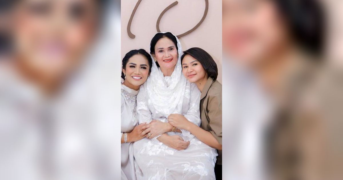 Mulan Jameela Hingga Iis Dahlia, 8 Foto Perayaan Ulang Tahun ke-73 Rochma Widadiningsih