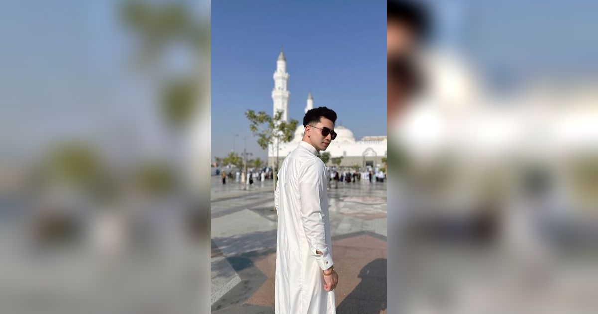 Gamis dan Sorban Saat Umrah, 12 Foto Gagah Verrell Bramasta Bak Keluarga Istana