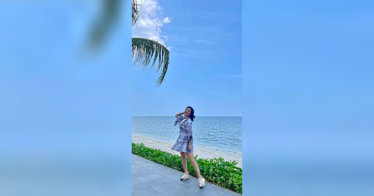 10 Gaya Bella Saphira saat Wisata Pantai di Pulau Belitung, Penampilannya Disebut Masih Seperti Gadis