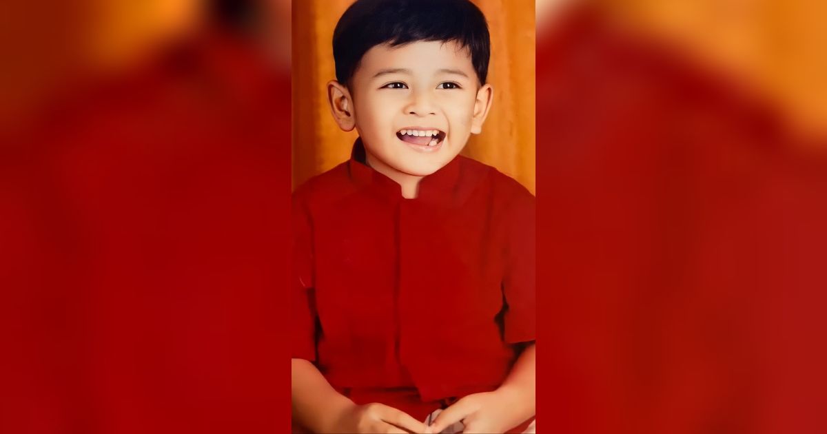 Bocah Laki-laki Berbaju Merah Ini Anak Artis Terkenal, Penampilannya Makin Ganteng, Coba Tebak?