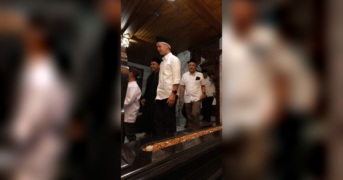 Potret Ganjar Pranowo Ziarah ke Makam Abah Anom di Suryalaya & Terima Buku Amalan