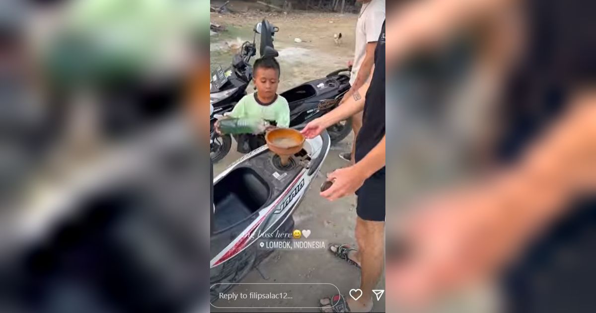Melokal Banget, Ini Momen Pembalap Dunia Beli Bensin Eceran Dilayani Bocil Jelang MotoGP Mandalika