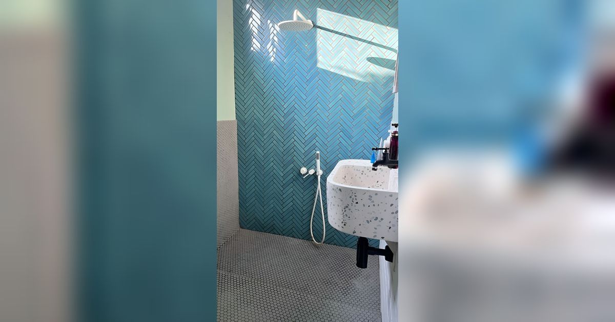 Desain Minimalis Kamar Mandi Retro, Perpaduan Keramiknya Unik Banget