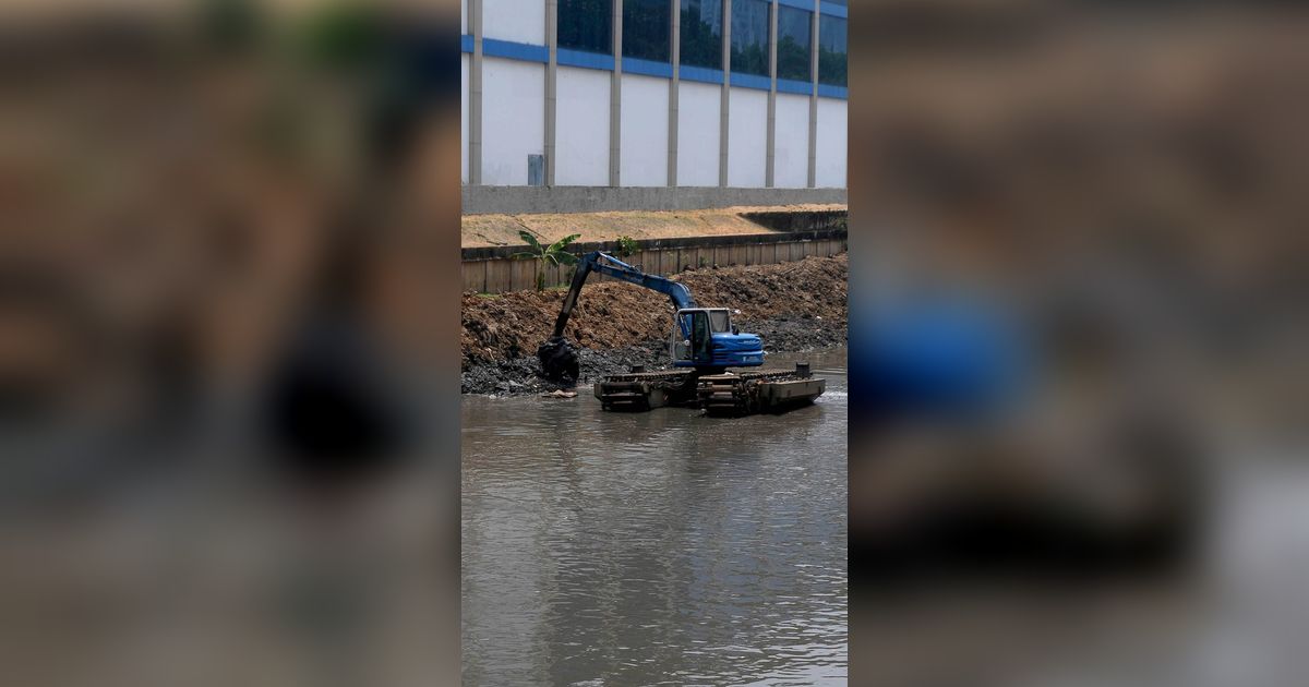 FOTO: Pemprov DKI Keruk Kanal Banjir Barat untuk Antisipasi Banjir