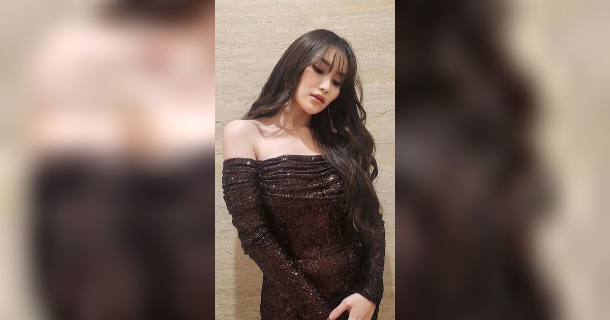 Cantik Paripurna! ini Deretan Foto Terbaru Ayu Ting Ting Tampil Kenakan Gaun Hitam, Penampilannya Disebut Bak Wanita Korea