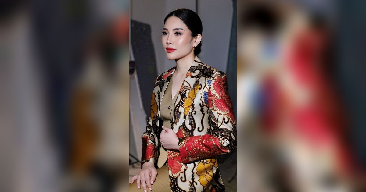 Elegan Banget, Riasan Soft Glam Favorit Angela Tanoesoedibjo