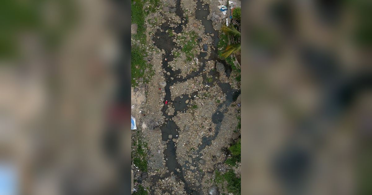 FOTO: Penampakan Wajah Sungai Ciliwung Nyaris Kerontang, Batuan Cadas Bermunculan