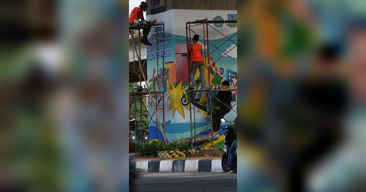 FOTO: Mural BPJS Jakarta Bebas Polusi Percantik Tiang Pancang Kolong Tol Becakayu