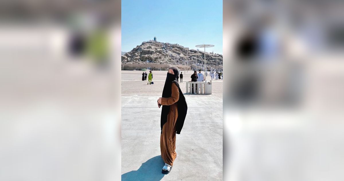 Didoakan Segera Bertemu Jodoh, 8 Foto Cantik Ririe Fairuz Saat Umrah di Tanah Suci