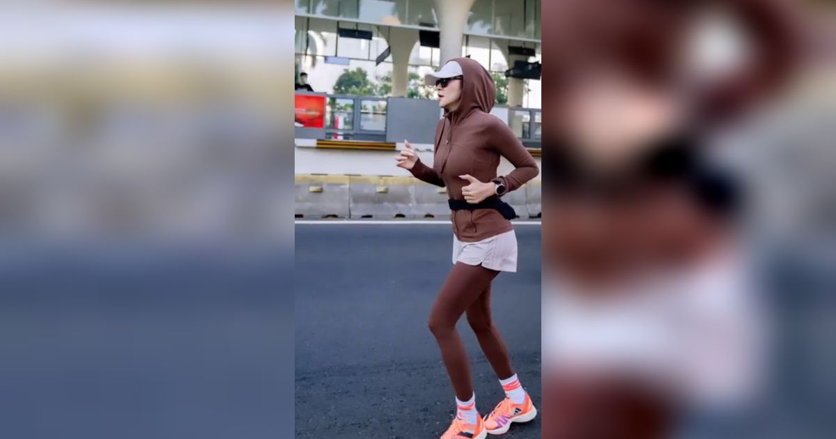 8 Foto Olla Ramlan Saat Gantikan Hijab dengan Hoodie dan Topi Ketika Berolahraga