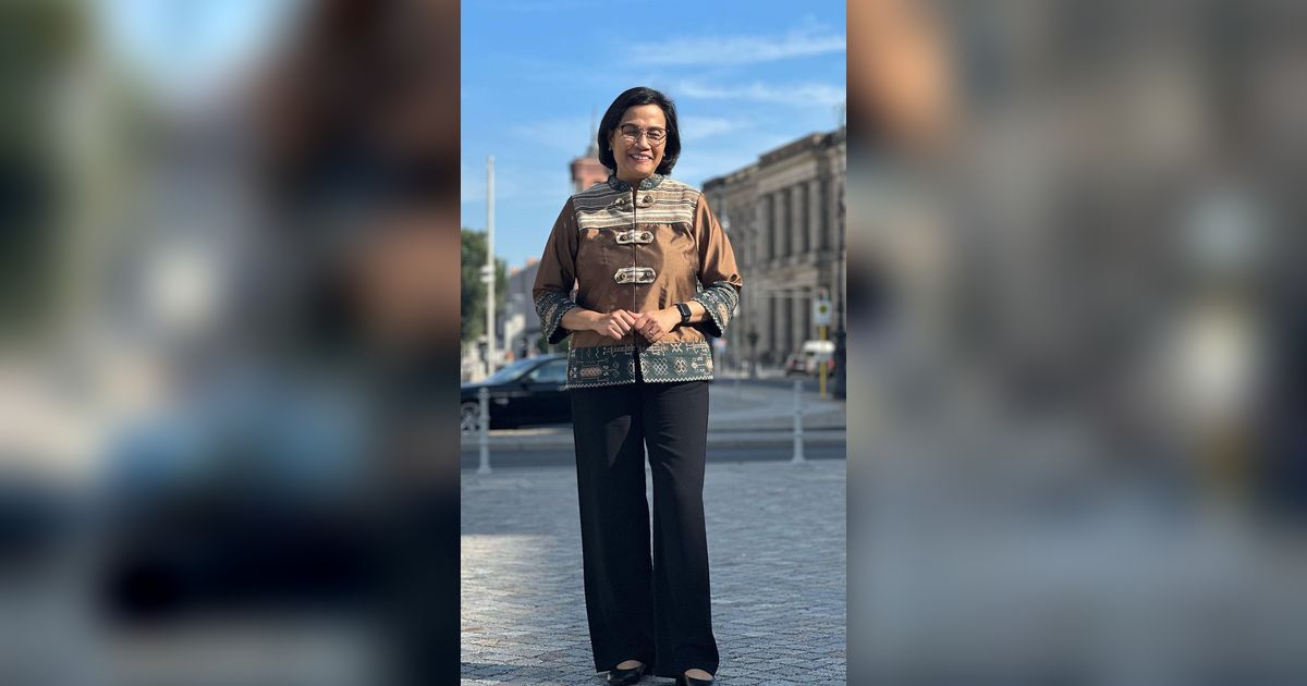 Outfit Khas Sri Mulyani Saat Bekerja, Blus Batik dan Celana Kulot