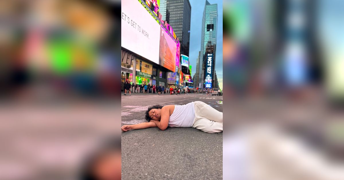 Ada-Ada Saja Kelakuan Marshel Widianto, Tiduran Pakai Singlet di Jalanan New York