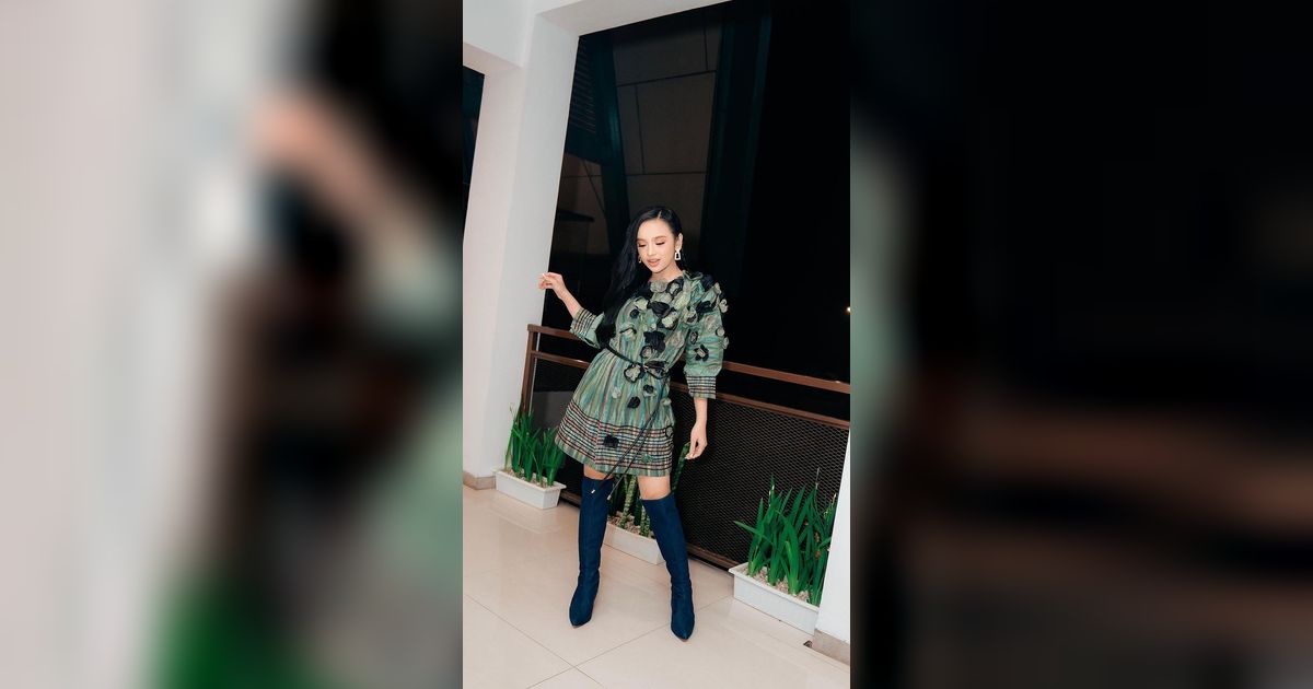 7 Potret Lyodra Tampil Edgy dengan Dress Green Emerald