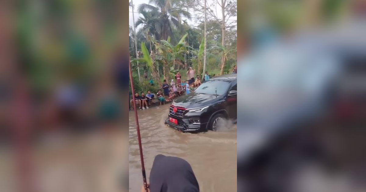 Viral Warga Protes Mancing di Jalan Rusak, Pejabat Lewat Naik Mobil Mewah Malah Ngeloyor