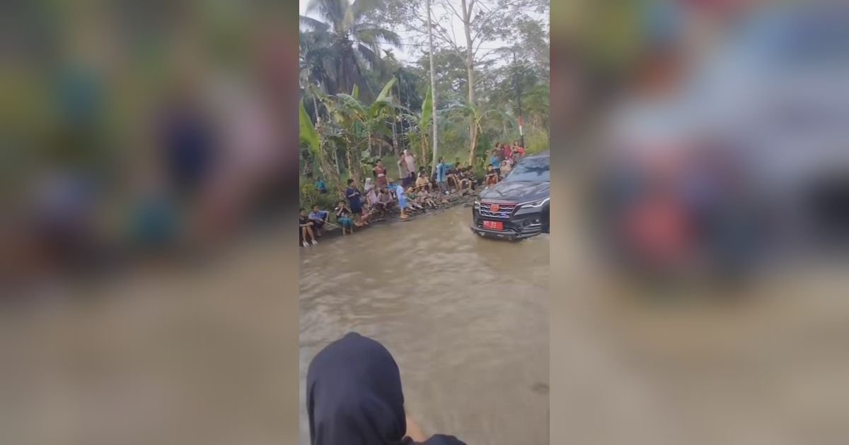 Warga Protes sambil Mancing di Jalan Rusak Penuh Air saat Pejabat Lewat, Malah Dicueki