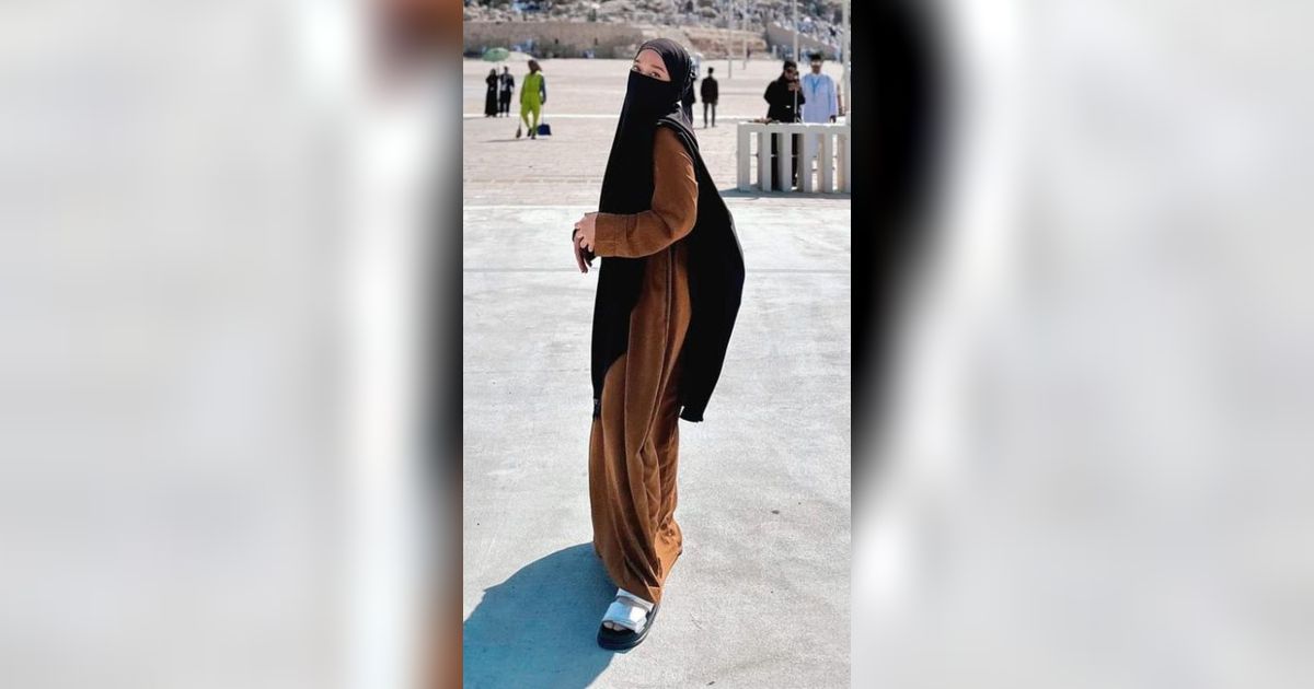 Potret Ririe Fairuz Pakai Cadar saat Jalani Ibadah Umrah