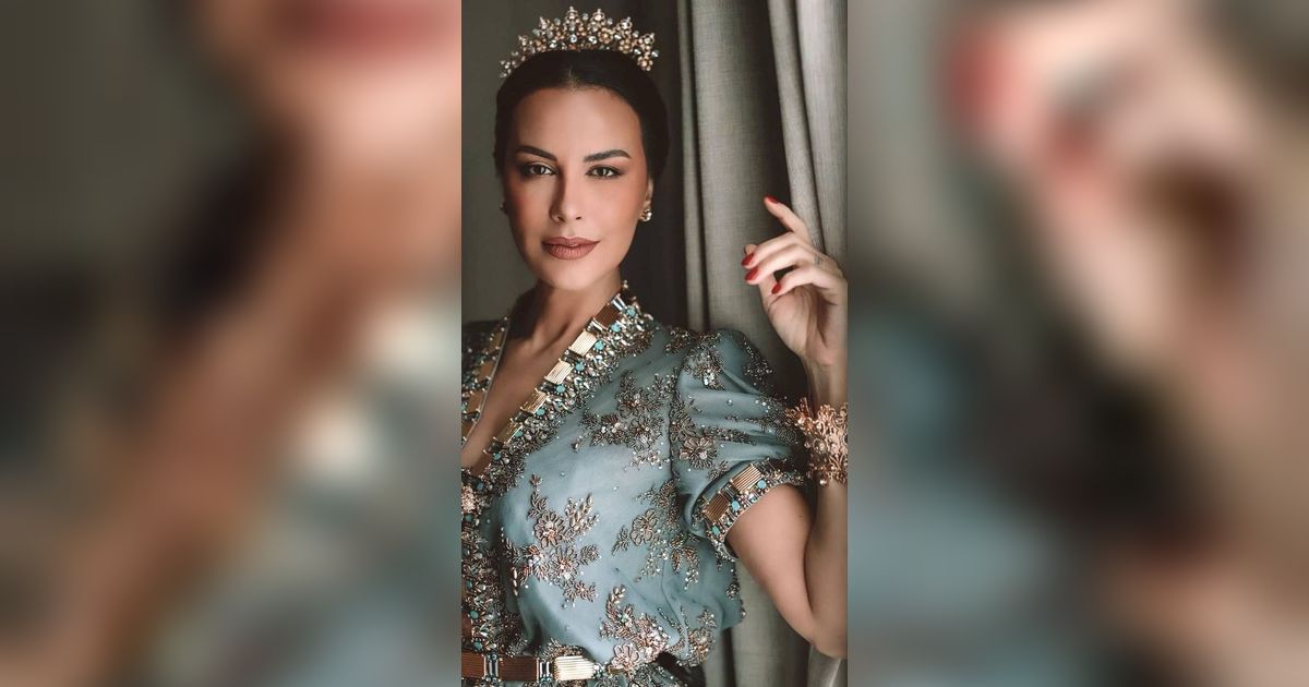 Sophia Latjuba Tampil Stylish dengan Sarung Bugis