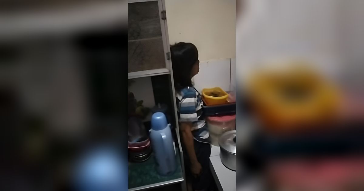 Ogah Bayar Utang Saat Ditagih, Emak-Emak Malah Cosplay Jadi Patung Manekin: 'Udah Ketahuan Buk Masih Aja Bertahan'